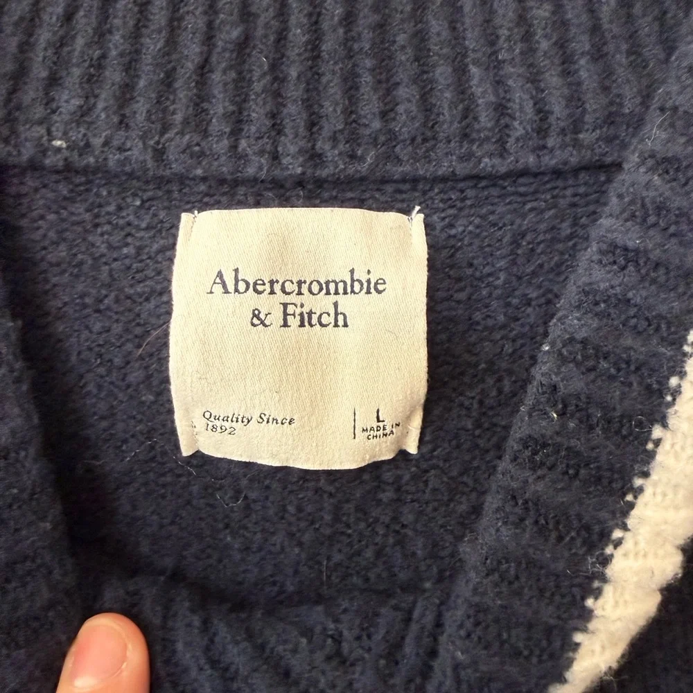 Abercrombie & Fitch Women’s Dark Blue Sweater with White Accent Size Large - Picture 2 of 8
